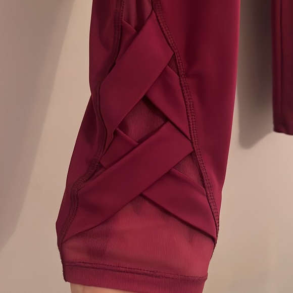 Bally Total Fitness Size L workout capris with sheer crosscut detailing - Picture 2 of 5